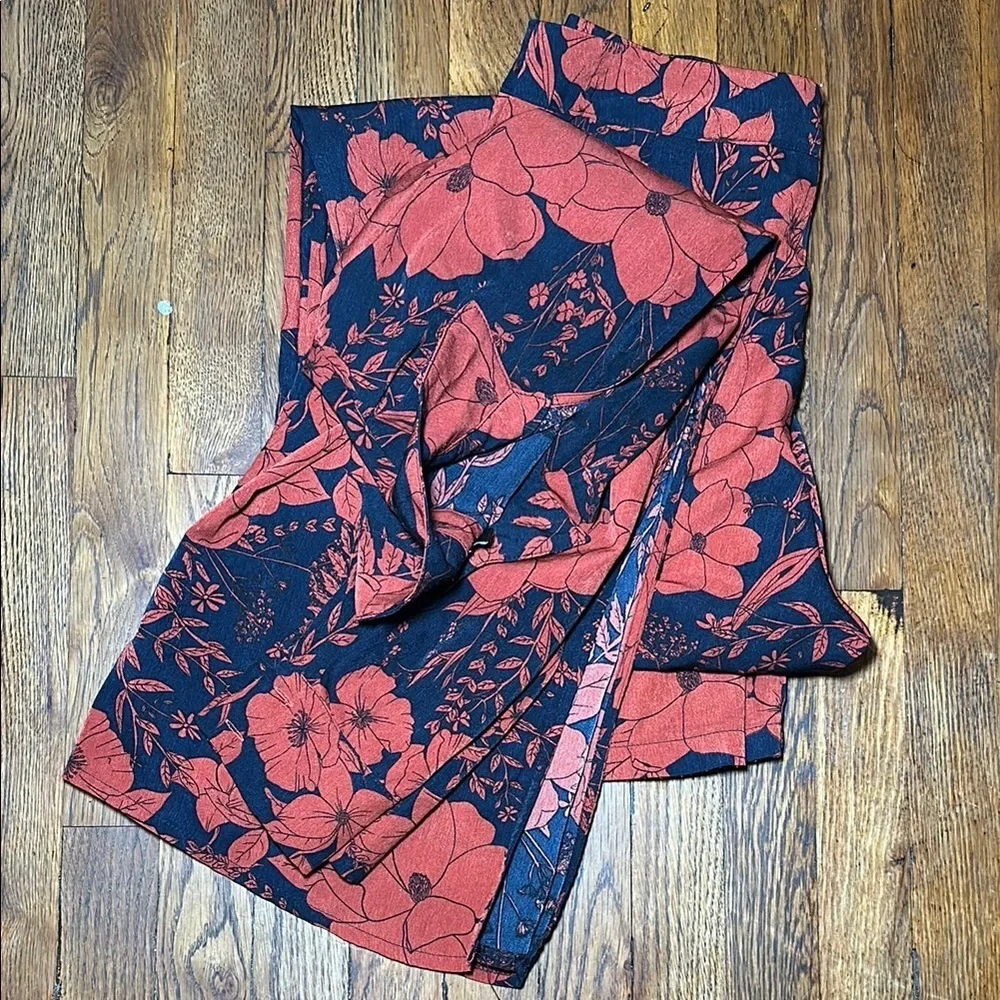 PrettyLittleThing Red and Navy Floral Set - Picture 6 of 7